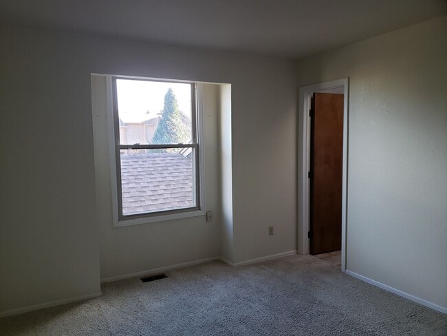 Building Photo - 2 BEDROOM, 2 1/2 BATH TOWNHOME W/2 CAR GAR...