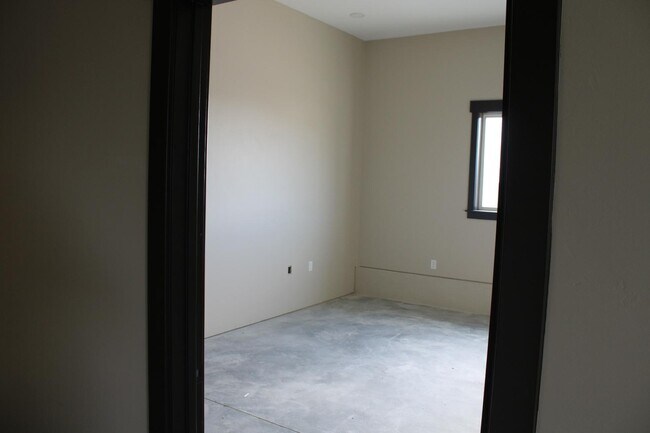 Building Photo - 61A W 465 N