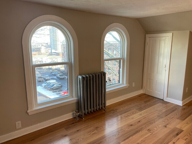 Building Photo - 24 Crown St