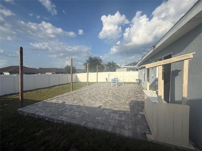 Building Photo - 2671 Sanderling St