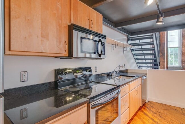 Building Photo - Expansive Historic Loft in the Heart of Germantown