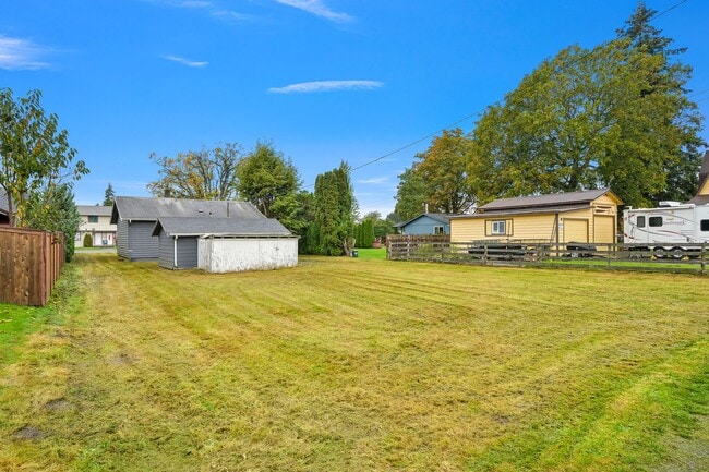 Building Photo - 2 Bedroom, 1 Bathroom Available!