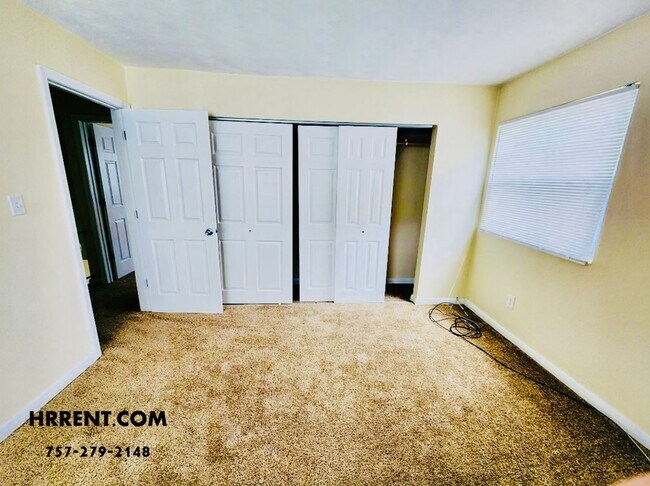 Building Photo - Amazing 6 Bedroom 3 Bathroom Two Story Hom...