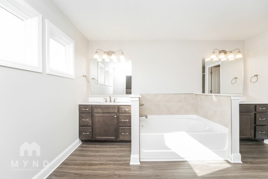 Building Photo - 584 Michigan Cir