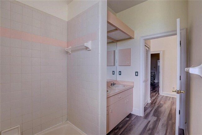 Building Photo - 2208 Hampstead Ct