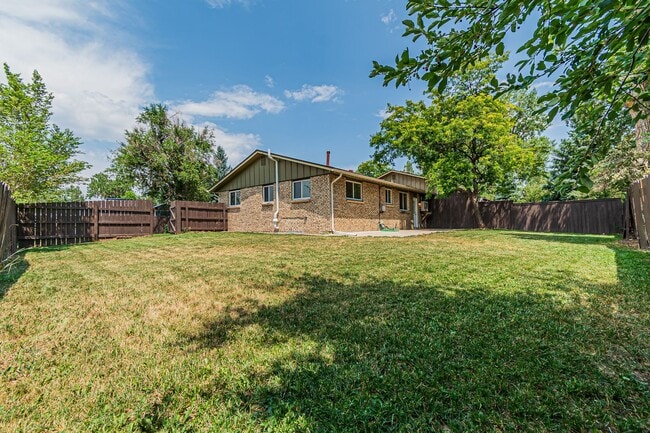 Building Photo - Spacious 3BD, 2BA Lakewood Half-Duplex wit...