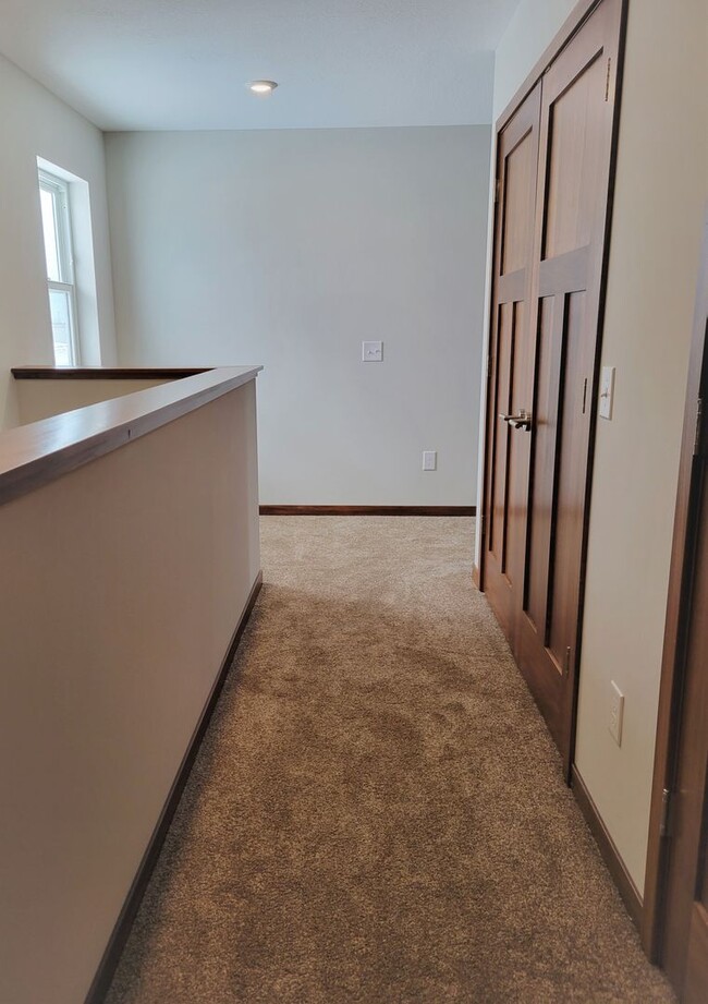 Building Photo - Middle Unit Townhouse
