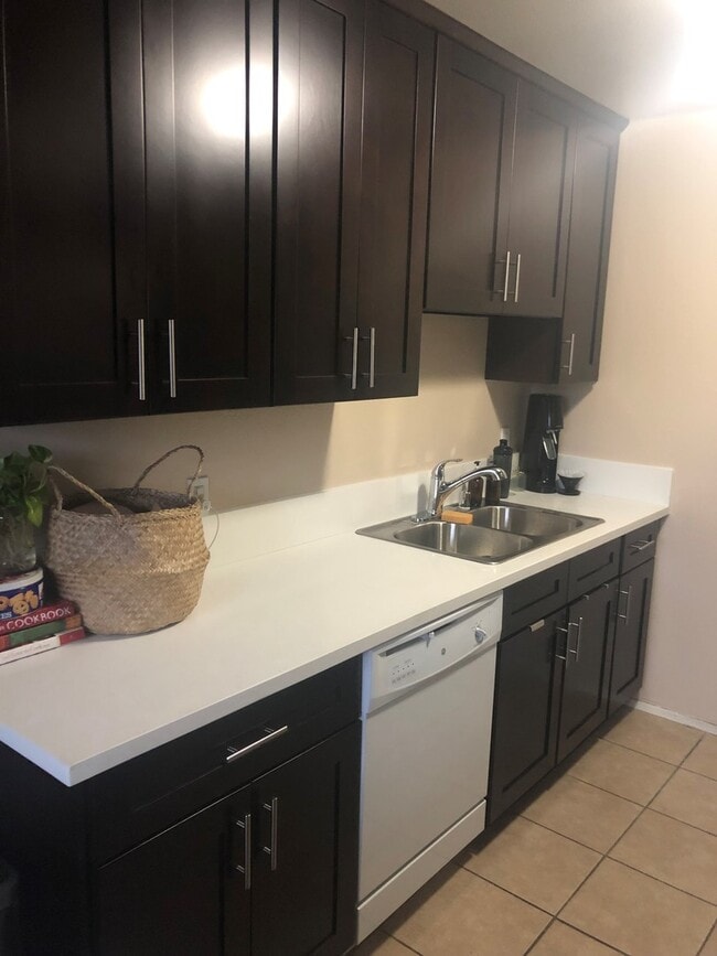 Building Photo - Bright and Modern Second Floor 1 Bedroom 1 Bath Unit