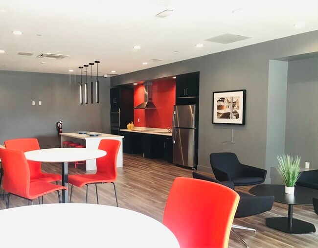 Building Photo - 466 River St