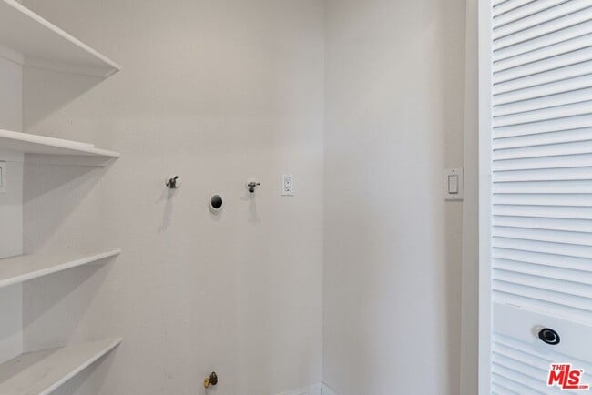 Building Photo - 1315 S Roxbury Dr