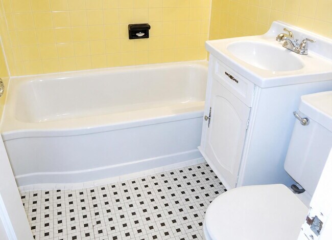 Building Photo - Elegant Split-Level Living in Prime Falls Church Location