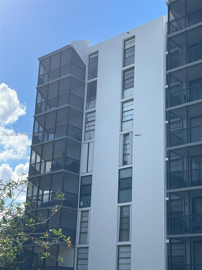 Building Photo - 3301 N Country Club Dr