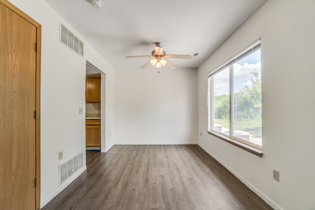 Building Photo - Oakbrook Manor Apartments (Oakbrook Manor ...