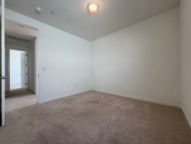 Building Photo - Beautiful 4 Bedroom 3 Full bath House with Solar in Gated Antioch Community