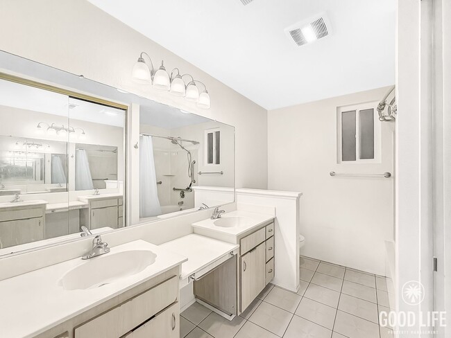 Building Photo - Beautiful Updated 2 Bed 2.5 Bath Condo in Hillcrest!