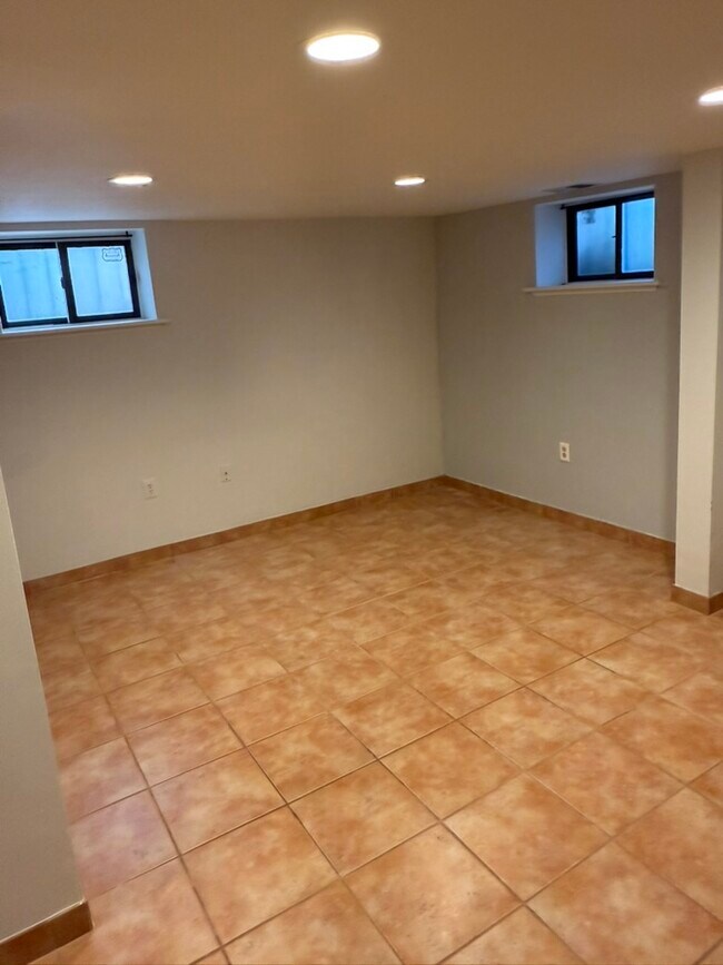 Building Photo - 661 Morris Pl NE