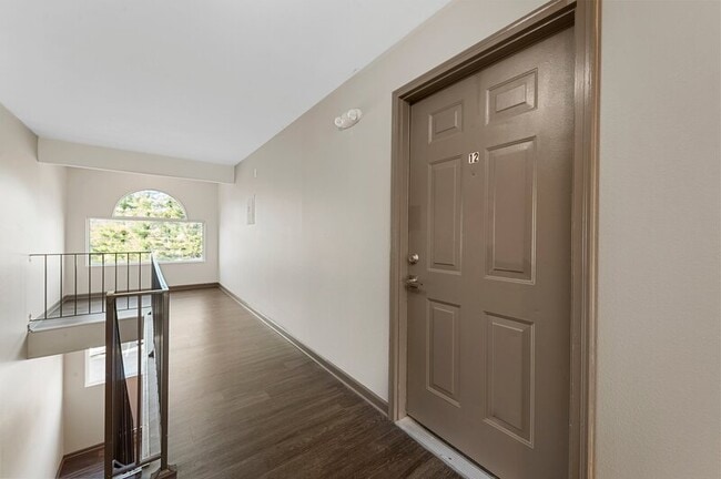 Building Photo - 1070 University Dr