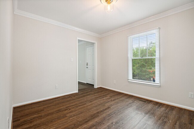 Building Photo - Woodcroft Wonderful!