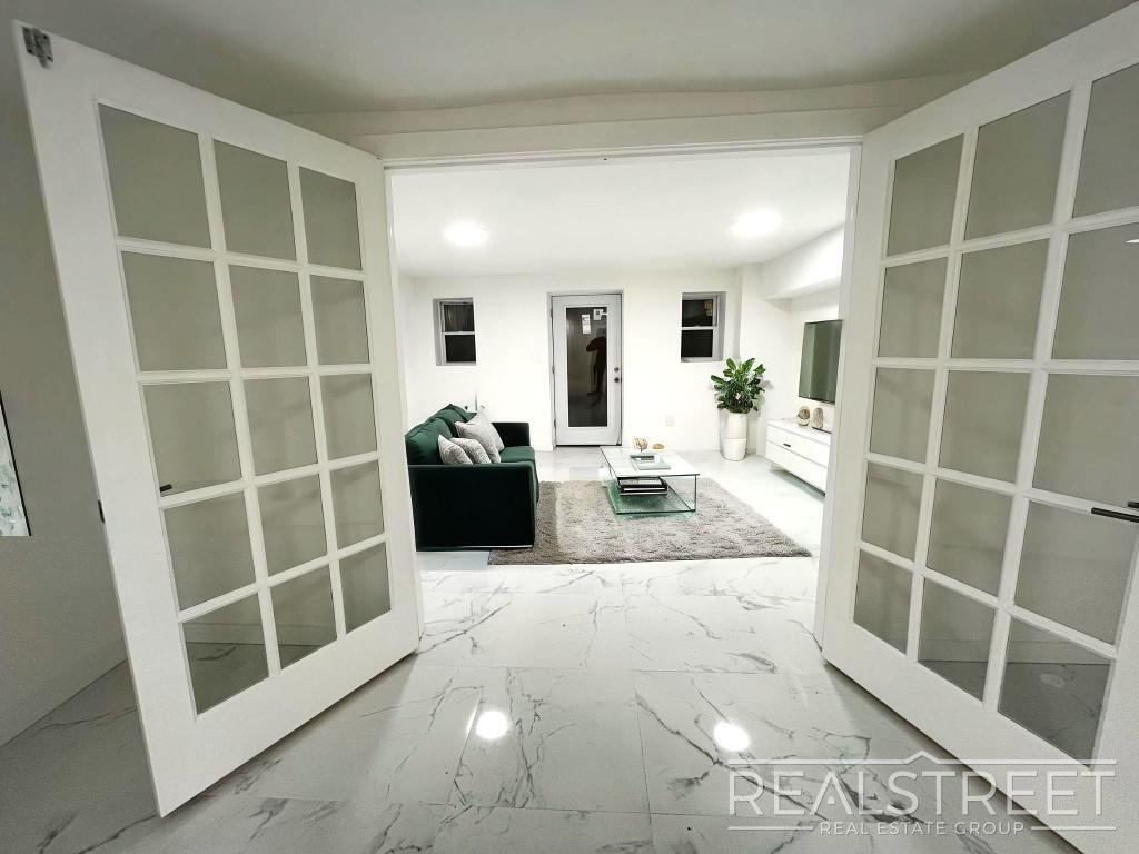 Building Photo - Massive 3BD/3BA Renovated Duplex with Home...