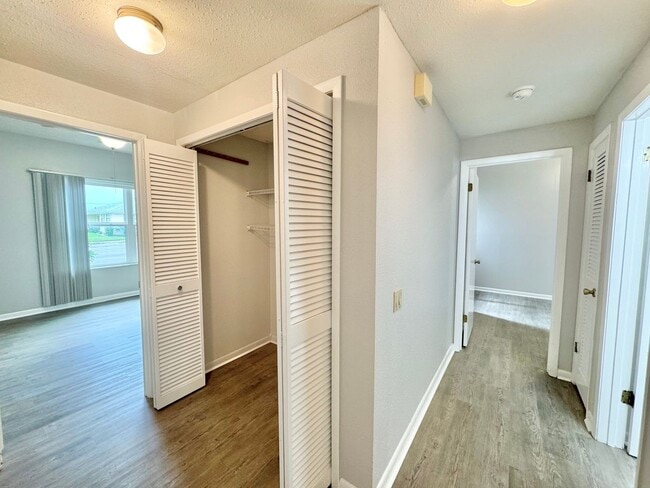 Building Photo - Ground Floor Condo - Park Lake