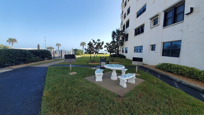 Building Photo - Oceanfront Poolside 2/2 Condo