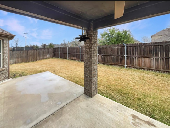 Building Photo - 1305 Freesia Dr