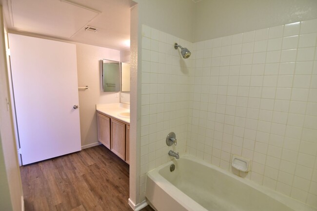 Building Photo - Beautiful 1BED/1BATH Condo located in La P...