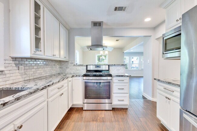 Building Photo - 1201 W 40th St