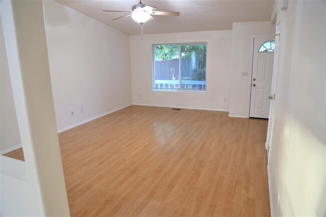 Building Photo - 137 SW Wake Robin Ave