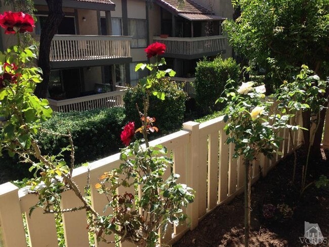 Building Photo - 245 Oak Leaf Dr