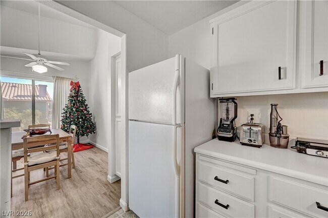 Building Photo - 8450 Alta Dr