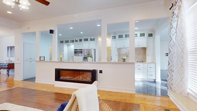 Building Photo - 100 Sweetbriar Lakes Dr