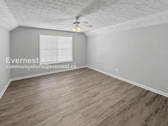 Building Photo - 4 Bed, 2 Bath Home with Garage / Pet-Friendly / Available Now!