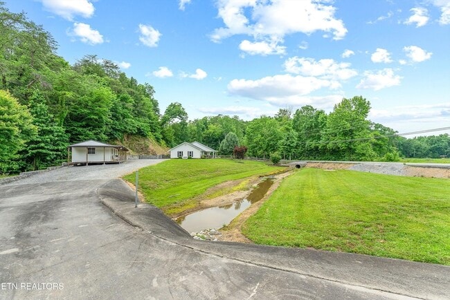 Building Photo - 519 Country Oaks Dr