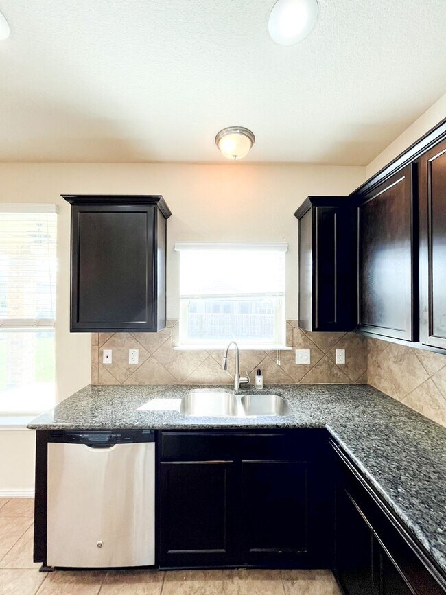 Building Photo - Available NOW!!!! This gorgeous home is located in The Landing Subdivision in Killeen. This home ...