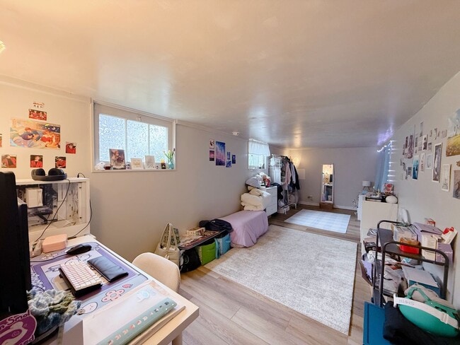 Building Photo - Pre-Leasing for September - 4bed/2bath House