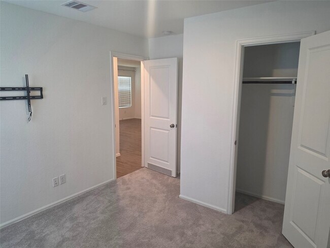 Building Photo - 7202 Clover Chase Dr