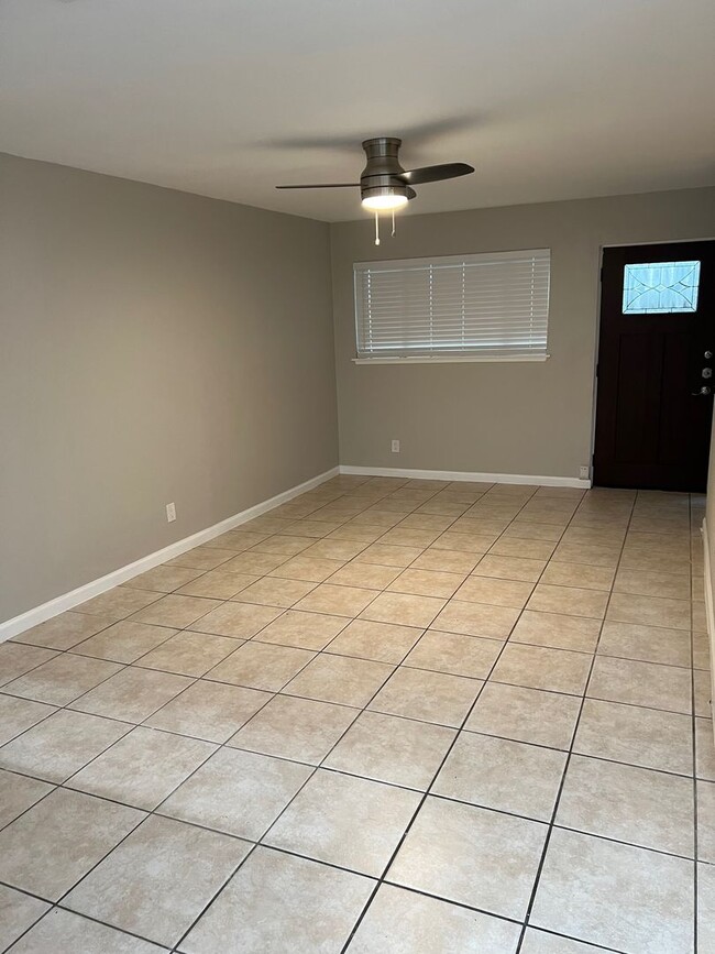 Building Photo - Available NOW  - 2 story 2 Bed 1 Bath - 2 Parking - Water Paid