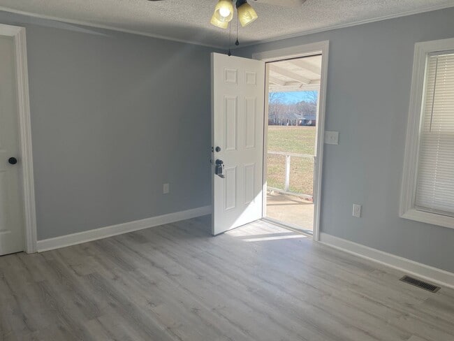 Building Photo - 2 Bed, 2 Bath newly renovated home located in Thomasville!