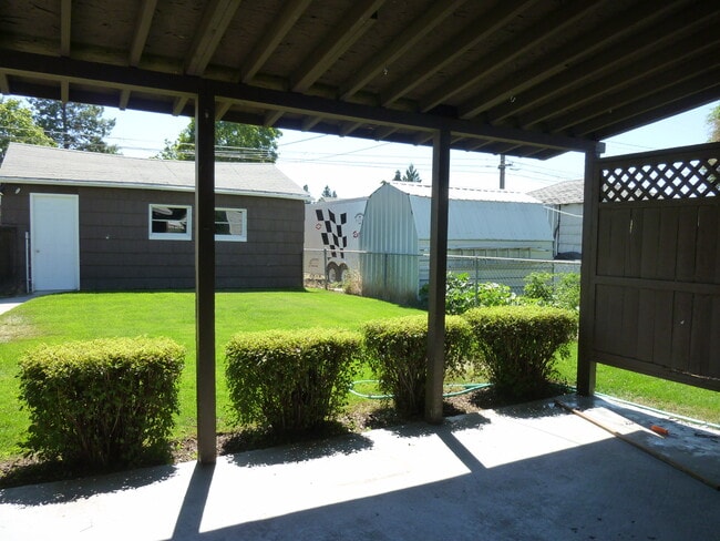 Building Photo - 1211 W Dalke Ave