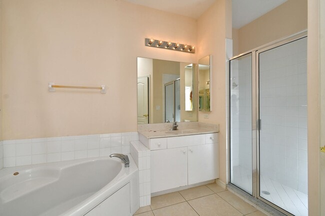 Building Photo - 2 Bedroom with Den and Garage. Over !800 Sq. Ft under air