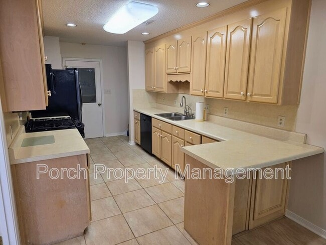 Building Photo - 303 Shoreline Dr