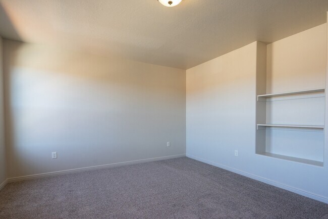 Building Photo - Comfortable Townhome Living with Pool Access
