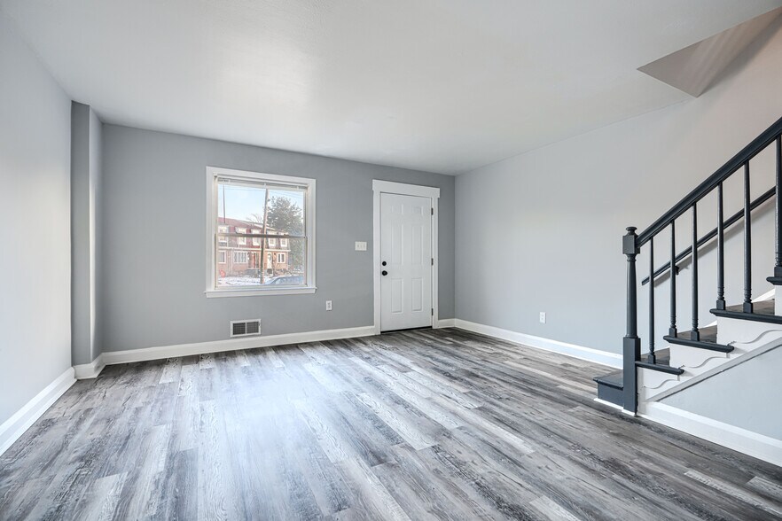 Building Photo - 2123 Graythorn Rd