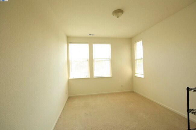 Building Photo - 1516 Whispering Oaks Way