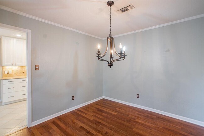 Building Photo - 19 Lancelot Ln