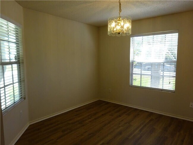 Building Photo - Grand 3 Bedroom 2.5 Bath Home On Larger Corner Lot