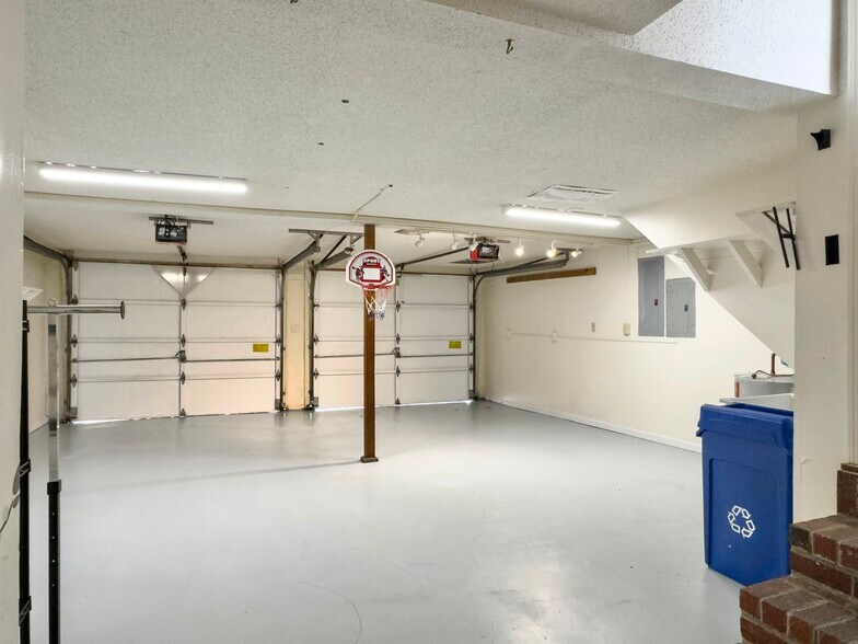 2-car garage - 7900 Elderberry Cir