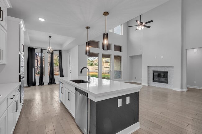 Building Photo - 215 Flower Moon Ct