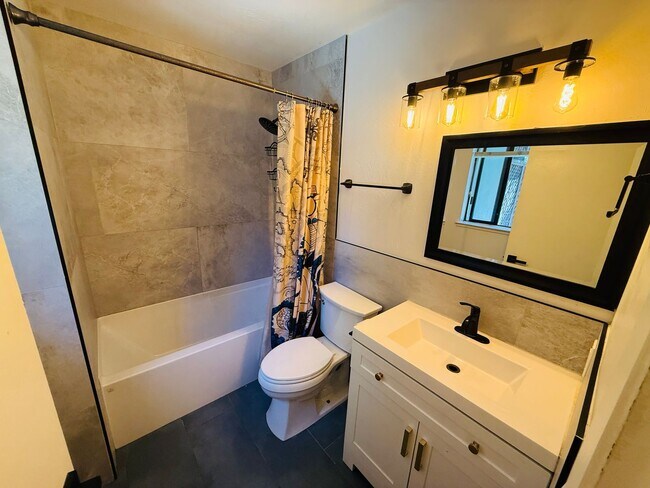 Building Photo - Pet Friendly 4 bed 2 bath house for rent at 1222. Jobs Peak